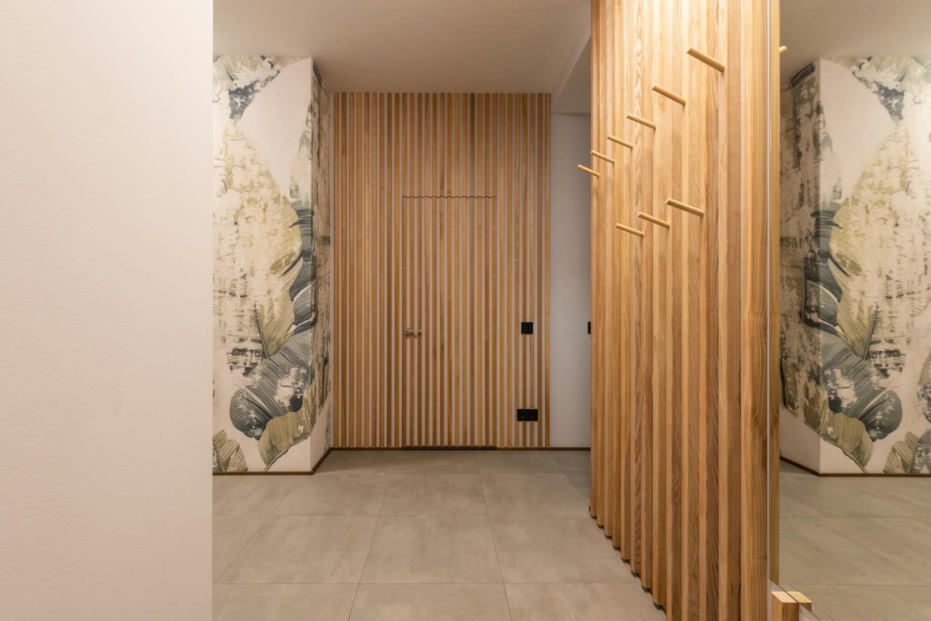 Elegancki przedpokój z drewnianymi panelami i dekoracyjną tapetą