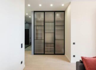 Nowoczesna zabudowa przedpokoju z przeszkloną szafą w bloku