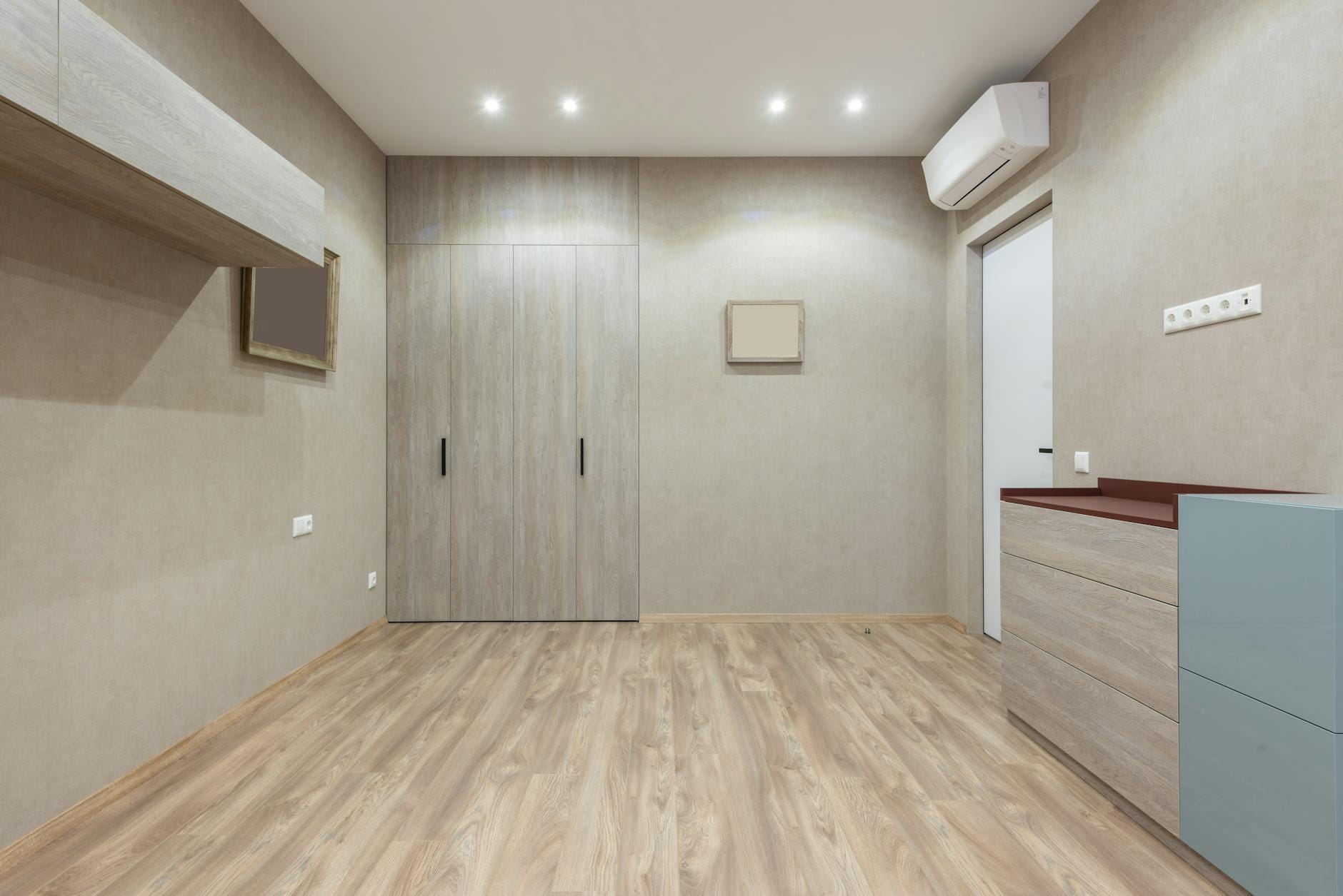 Jasne minimalistyczne wnętrze z szafą na wymiar przy lustrzanej ścianie Jasne minimalistyczne wnętrze z szafą na wymiar przy lustrzanej ścianie