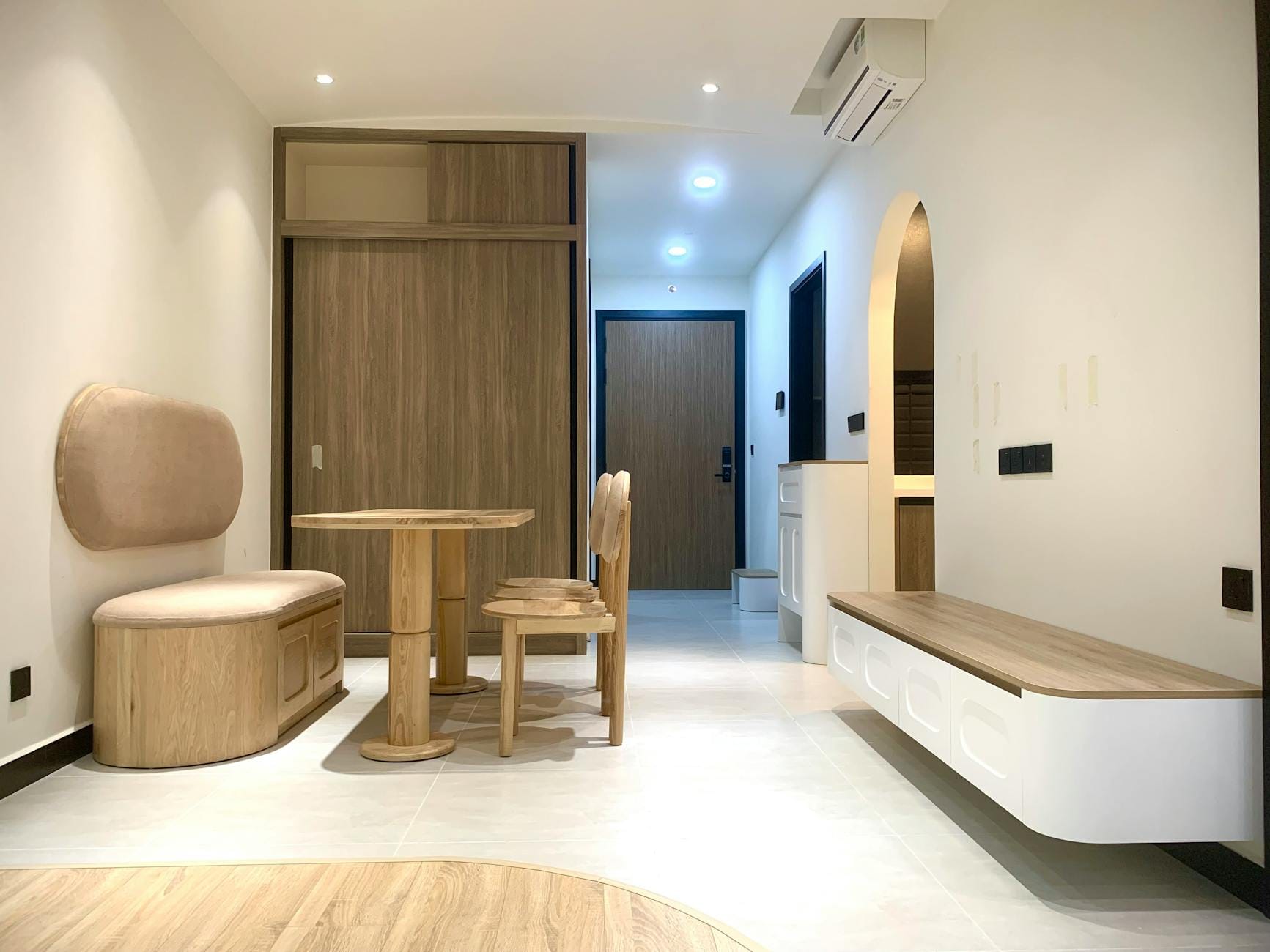 Jasny salon z drewnianymi meblami i nowoczesną zabudową wnękową