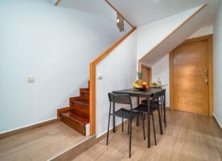 Garderoba pod schodami – jak zabudować trudną wnękę i wykorzystać każdy centymetr Minimalistyczna jadalnia pod schodami z drewnianymi akcentami